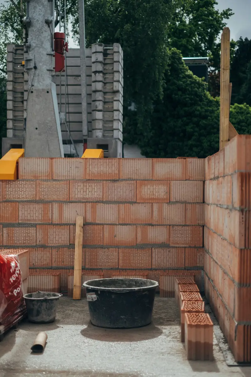 Paredes de tijolo em construção numa obra nova