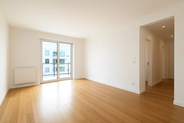 Quarto luminoso com janela para varanda