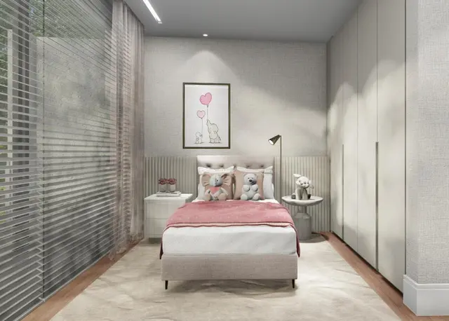 Quarto com cortinas e roupeiro