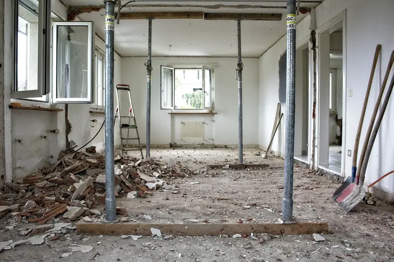 Apartamento em obra com escoramentos durante uma remodelação completa